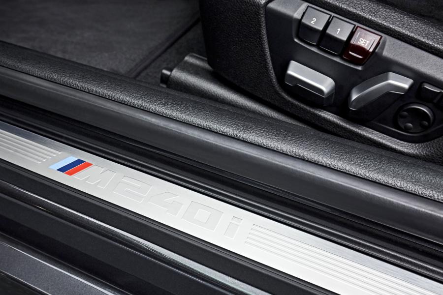 Детали интерьера BMW M240i xDrive Coupe 2017 года  (WW) (фото 104 из 116)